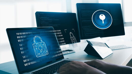 Cybersecurity für Medizinprodukte mit sicheren IT-Systemen, Verschlüsselung und Schutz sensibler Daten.